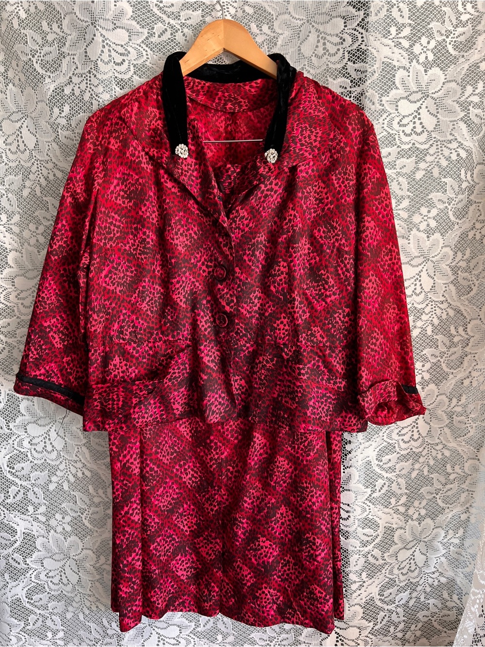 Vintage Red Satin Skirt Set with Black Velvet Collar - Picture 5 of 11